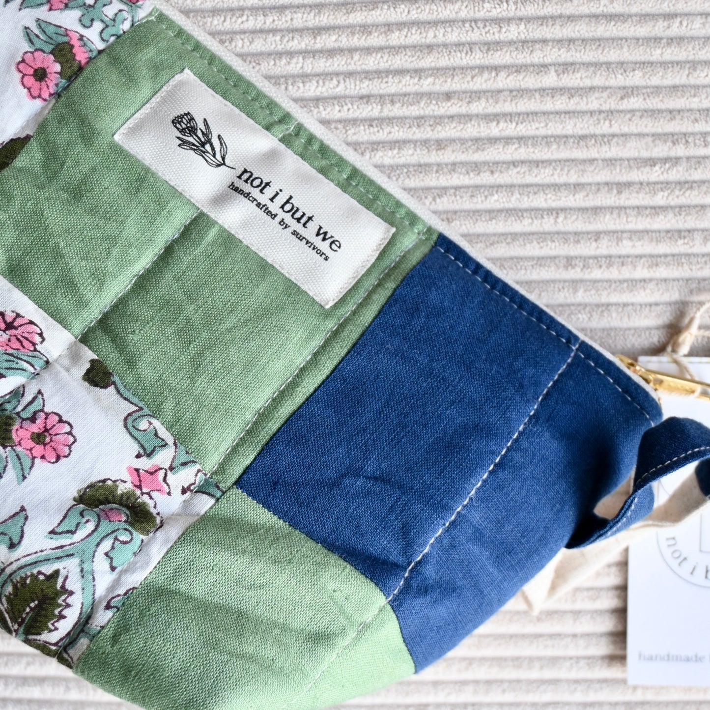 Not I But We Make-uptasjes